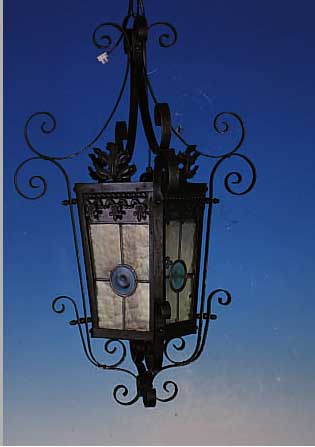 DECKENLAMPE, UM 1930, MIT BLEIGLASSCHEIBEN, EHEM GASLAMPE, SCHMIEDEEIESERN, H. 70 CM, B. 32 CM, ELEKTR. NICHT ...