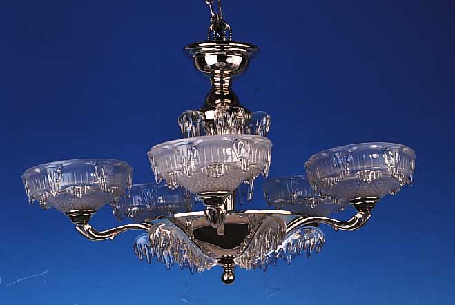 DECKENLAMPE, FRANKREICH, 30/40ER JAHRE, METALL VERNICKELT, MIT SIEBEN BRENNSTELLEN, MATTIERTE GLASSCHIRME, GLASAPPLIKATIONEN IN FORM VON ...