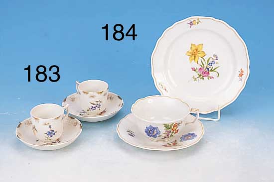 PAAR MOKKATASSEN, KPM, BERLIN, 20ER JAHRE, BLUMENMALEREI, GOLDSTAFFAGE, H. 6.5 CM