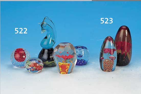 ZWEI PAPERWEIGHTS, WOHL BöHMEN, FARBLOSES GLAS, MIT EINGESTOCHENEN LUFTBLASEN UND EINGESCHMOLZENEN BLUMEN, H. 12/14 CM