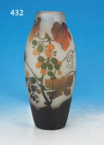 VASE, ARSALL, SCHLESIEN, 20ER JAHRE, FARBLOSES GLAS ZWEIFACH üBERFANGEN, WEIN- TRAUBENMOTIV, GESCHNITTEN, GESCHLIFFEN UND GEäTZT, ...
