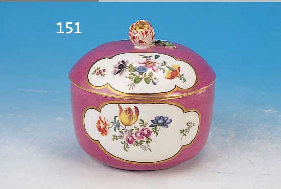 DECKELDOSE, MEISSEN, UM 1760, PORZELLAN, PURPURFARBEN, IN VIER KARTUSCHEN BLUMENBOUQUETS, SCHöNE MALEREI, DECKELBLUME MIN. BEST., ...