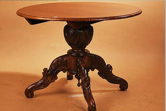 RUNDER TISCH, LOUIS-PHILIPPE, UM 1870, NUßBAUM MASSIV, FUß REICH GESCHNITZT, REST., MIT LEICHTEN ALTERSSPUREN, H. CA. 68 CM, D. CA. 90 ...