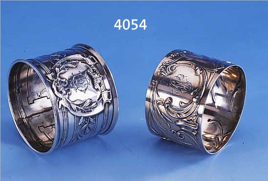 2 SERVIETTENRINGE, FRANKREICH UM 1890/1900, 1X KLASSIZISTISCH/BAROCKSTIL MIT BESITZERMONO-GRAMM IN KARTUSCHE UND MISTELDEKOR, 1X MEI- STERMARKE ...