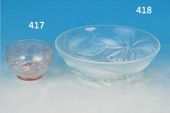 SCHALE, LöTZ, UM 1902, FARBLOSES GLAS, H. 7 CM, D. 9.8 CM, MIT ROSAFARBENEN EIN- SCHMELZUNGEN