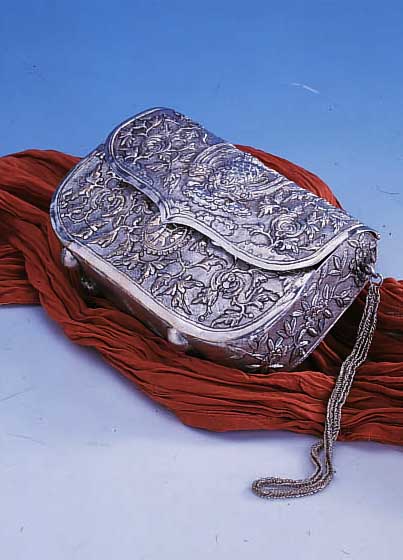 ABENDTASCHE, CHINA 30ER JAHRE, SILBER, REINE HANDARBEIT, GEHäMMERT/GETRIEBEN, RUNDUM IM BROKATSTIL MIT BLüTENRANKEN, GLüCKSDRACHE ETC., 11 ...