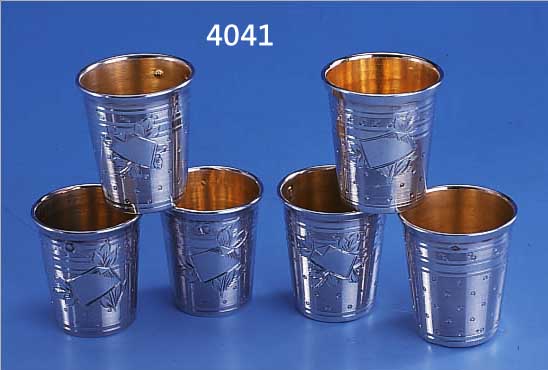 6 SCHNAPSBECHER, FRANKREICH UM 1890, 950ER SILBER, MEISTERMARKE UNGED., GUILLOCHIERT UND ZISELIERT, ASYMMETRISCH EINGESETZTE NAMENS- KARTUSCHEN ...