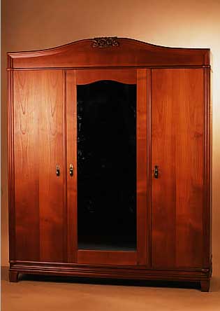 SCHRANK, UM 1900/10, KIRSCH MASSIV U. FUR- NIERT, FLORALE SCHNITZEREI IM GIEBEL, MITTEL- TüR VERSPIEGELT, 190 X 156 X 56 CM, REST., SEITL. KL. ...