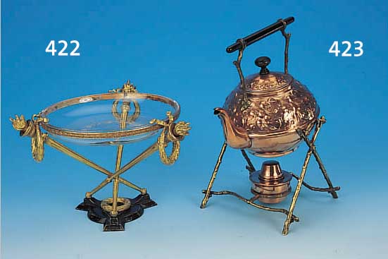 TEEKANNE MIT STöVCHEN, DEUTSCH, UM 1900, KUPFER, H. 30 CM, GETRIEBENER BLäTTERDEKOR, HOLZGRIFF, FUNKTION DES BRENNERS NICHT GEPRüFT