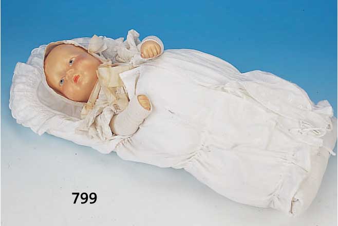 SäUGLINGS-ÜBUNGSPUPPE, DEUTSCH, 1920-50, KERAMIK, ORIG. BABY-GEWICHT UND MAßE, ORIG. KLEIDUNG, H. CA. 55 CM MIT ALTERSBEDINGTEN ...
