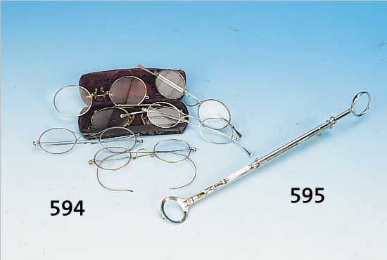 KONVOLUT AUS SIEBEN BRILLEN, UM 1820-1900, 1 X GELBGOLD; 1 X SILBER VERGOLDET; 4 X METALLTALL; 1 X SILBER, 2 X IN ETUI, L. ALTERSSP.