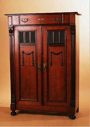 VERTIKO, DT., 1900, NUßBAUMFURNIER, GRüNE GLASEINSäTZE, AUFGELEGTE SCHNITZEREIEN, CA. 136 X 94 X 42 CM