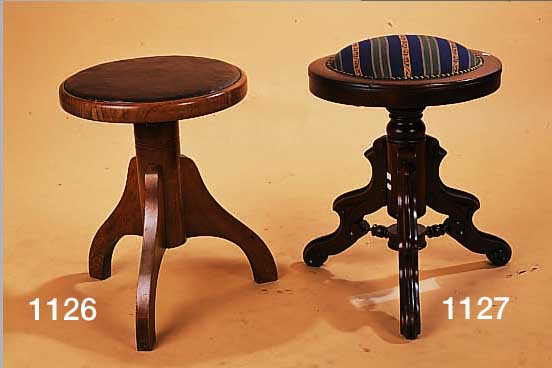 KLAVIERHOCKER, DT., UM 1910, EICHE MASSIV, LEDERBEZUG, L. ALTERSSPUREN, HöHENVERSTELLBAR