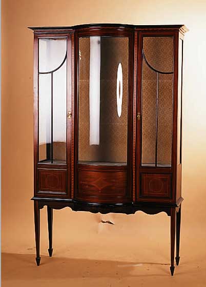 VITRINE, ENGLAND, UM 1900-10, MAHAGONIFUR- NIER INTARSIERT, INNEN MIT DAMAST AUSGESCHLAG-GEN, GEWöLBT VERGLAST, MIT SCHLüSSEL, CA. 180 X 116 ...