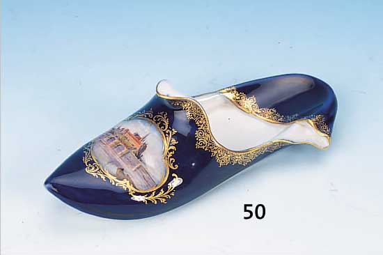 GLüCKSSCHUH, MEISSEN, UM 1880/90, PORZELLAN,KOBALTBLAUER FOND, DARSTELLUNG DER BURG MEIS- SEN, IM VORDERGRUND DIE ELBEBRüCKE, GOLDRAND, GUTE ...