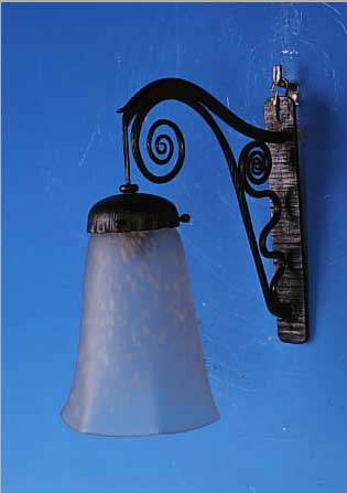 PAAR WANDLAMPEN, SCHNEIDER, UM 1930-35, FARBL. GLAS, ZWISCHEN DEN SCHICHTEN STREIFIG EINGEPUDERT, SCHIRME SIGN., EISENMONTUR, GE- SAMTH. CA. ...