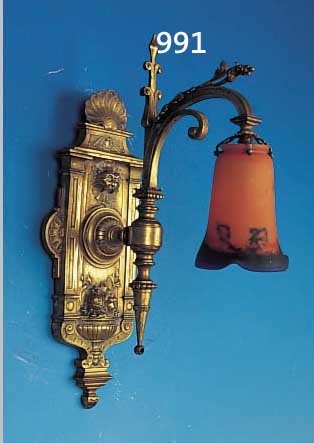 WANDLAMPE, FRANKREICH, NOVERDY, 30ER JAHRE, PATE-DE-VERRE-GLAS UND MESSING, H. 47 CM, SCHIRM ORANGEFARBEN UND BLAU EINGEPUDERT, ...