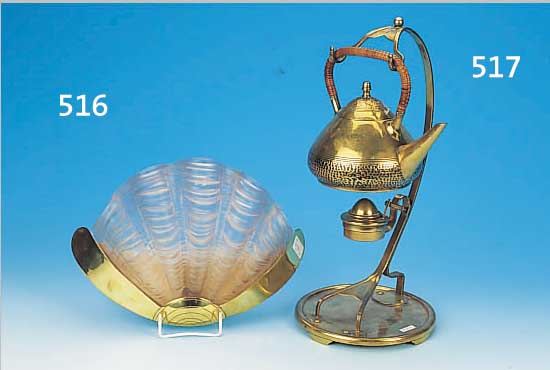 PAAR WANDLAMPEN, FRANKREICH, 30/40ER JAHRE, MESSINGFASSUNG, H. 21 CM, B. CA. 30 CM, ROSE- FARBENE GLASSCHIRME IN MUSCHELFORM, DIESE L. BEST., BEZ. ...