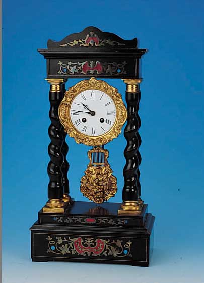 PORTALUHR, FRANKREICH, UM 1870/80, HOLZGEHäUSE, SCHWARZ GEFAßT, VIER GEDREHTE SäULEN MIT BANDINTARSIEN, VERZIERTE MESSING- EINLAGEN ...