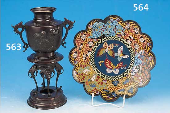 TELLER, JAPAN, UM 1870-80, CLOISONNE, D. 30.5 CM, SCHMETTERLINGSDEKOR UND BLUMEN, MIN. ALTERSSPUREN