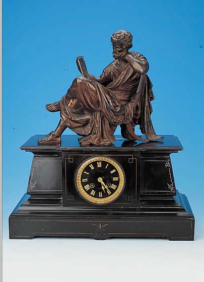 KAMINUHR, FRANKREICH, UM 1890, SOCKEL SCHWARZER SCHIEFER VERZIERT, BRONZEGUßBEKRö- NUNG EINES ANTIKEN GELEHRTEN SIGN.; MOREAU, GLASDECKEL ...