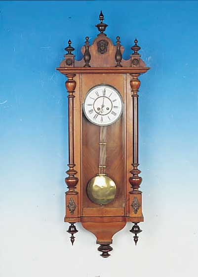 WANDUHR, WOHL DEUTSCH, UM 1900, VERZIERTES HOLZGEHäUSE, ALTER AUFSATZ (VERZIERUNG FEHLT),2-GETEILTES EMAILZIFFERBLATT (LüNETTE FEHLT), MASS. ...