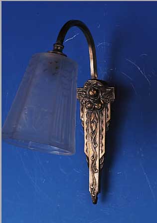 WANDLAMPE, MULLER LUNEVILLE, 30ER J., SIGN.,FARBL. PRESSGLAS, IN RELIEF. GEOMETRISCHEM DEKOR, METALLMONTUR MIT ROSENDEKOR, GESAMTH. 29,5 CM, FU. ...