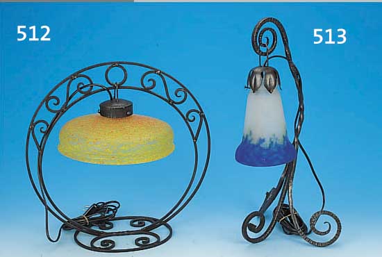 TISCHLAMPE, FRANKREICH, SIGN. CROISMARE, 30ER JAHRE, PATE-DE-VERRE-GLAS, EISENFUß, H. 45 CM, BLAU UND GRüN EINGEPUDERT, ELEKTR. ...