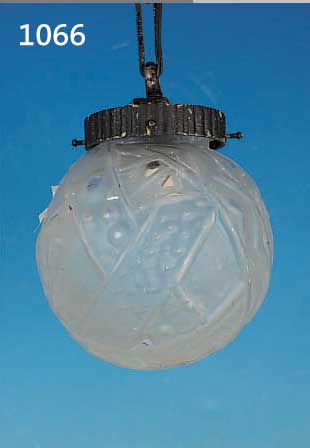 KLEINE DECKENLAMPE, FRANKREICH, MULLER FRES SIGN., 30ER JAHRE, PREßGLASSCHIRM, H. CA. 16 CM PLUS KETTE, ...