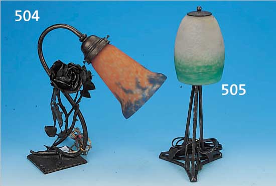 TISCHLAMPE, CROISMARE, SIGN., 30ER JAHRE, FARBL. GLAS, PATE-DE-VERRE, ZWISCHEN DEN SCHICHTEN STREIFIG ORANGE U. BLAU EINGEPUDERT,EISENFUß ...