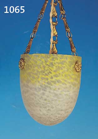 DECKENLAMPE, DELATTE, 30ER JAHRE, FARBLOSES SCHICHTGLAS, H: 18 CM PLUS KETTE, GELB UND WEIß EINGEPUDERT, AM RAND BEST. KAUM STöREND, ...