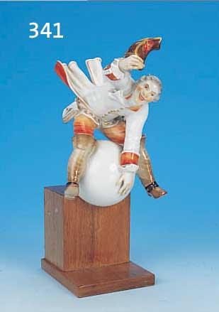 PORZELLANFIGUR, MEISSEN, WOHL 60ER JAHRE, H. 24 CM, MüNCHHAUSEN AUF DER KANONENKUGEL, SITZEND, BEMALT, AM ZOPF REST.