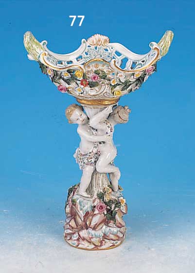 FUßSCHALE, MEISSEN, UM 1900, PORZELLAN, H. 30 CM, FUß IN FORM VON ZWEI PUTTI, AUF FELSEN STEHEND, SCHALE MIT APPLIZIERTEN BLüM- ...