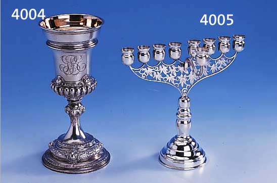 KLEINER CHANUKALEUCHTER, 925ER SILBER, DURCHBRUCHARBEIT MIT ABSTR. VöGELN, HANDVER- LöTET, 9 BRENNSTELLEN, VORDERE ABNEHMBAR, H CA. 16.5 CM