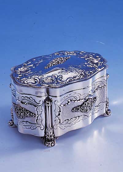 DECKELDOSE, 925ER SILBER, BAROCKSTIL, GESCHWEIFTE FORM MIT ERHABENEM FLORALEM DEKOR UND ROCAILLEN, INNENVERGOLDET, AUF 4 VERZIERTEN FüßEN, ...