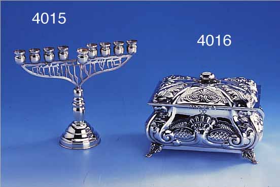 DECKELDOSE, 925ER SILBER, BAROCKSTIL, GESCHWEIFTE/GEBAUCHTE FORM MIT ERHABENEM DEKORMIT MUSCHELN UND ROCAILLEN, INNENVERGOLDET, AUF 4 ...