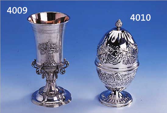 DOSE IN EIFORM, 925ER SILBER, Z.T. HAND- GEARBEITET, RELIEFIERTES DEKOR MIT WEINLAUB UND REBEN, H CA. 20 CM