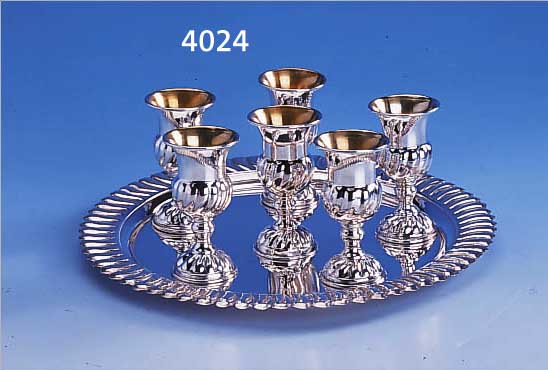 6 LIKöRBECHER AUF RUNDEM TABLETT, 925ER SIL- BER, RILLENDEKOR, TABLETT D. CA. 22 CM
