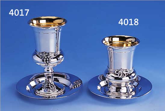 BECHER MIT TELLERCHEN, 925ER SILBER INNENVER- GOLDET, TELLER GLATT, BECHER MIT SCHLEIFEN-VERZIERUNG PLASTISCH, H CA. 10CM
