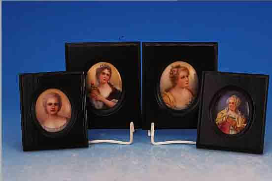 VIER PORZELLANMALEREIEN, UM 1900, PORZELLAN, H. 5.5 - 6 CM, LITHOGRAPHIERT UND AUSGEMALT, 1 X L. BEST., OVAL