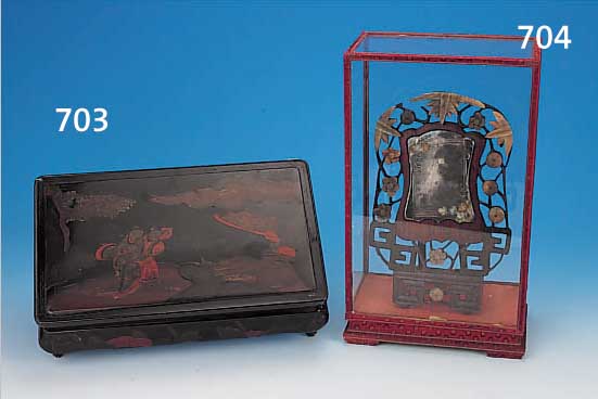 KLEINES TISCHCHEN, JAPAN, HOLZ, GELACKT, 38 X 22.5 X 12 CM, MIT SCHWARZLACK UND MALEREI IN ROT, BRAUN, ...