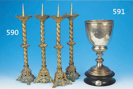 GROßER POKAL, CHINA, UM 1900, SILBER, ZISELIERT UND GRAVIERT, SEHR PRUNKVOLL AUF HOLZSOCKEL STEHEND, H. 35 CM, L. VERBOGEN, REINE ...