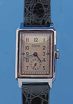 ARCTOS HERRENARMBANDUHR UROFA, DEUTSCHLAND UM 1938, EDELST., RECT.-FORM, SEITL. SCHMUCK- GEPR., BODEN GEDR., IN SICH L. GEW., 2-FARB. VERS. ...