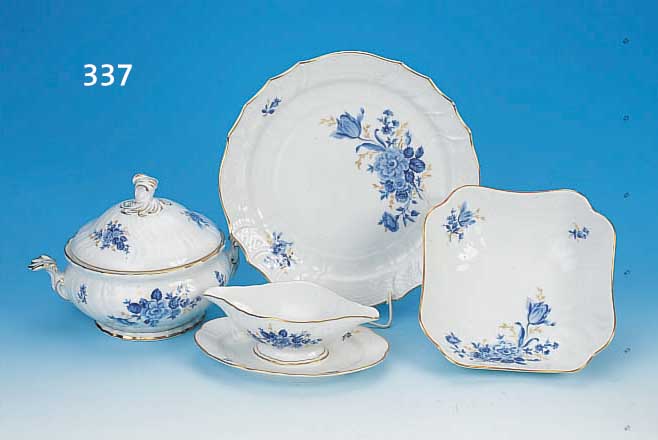 SPEISESERVICE, HUTSCHENREUTHER, 60ER JAHRE, CHATEAU BLEAU, FORM DRESDEN, PORZELLAN, BLAUER BLUMENDEKOR, LITHOGR. MIT GOLDSTAFFAGE,KOMPLETT ...