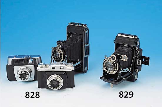 KONVOLUT DREI ROLLFILM-KAMERAS: KODAK"616" 30ER JAHRE, "ART DECO", FORMAT 6,5X11, INNEN SEKUNDäR ABGEKLEBT F. 120ER FILM, MIT ...