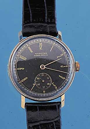 GLYCINE HERRENARMBANDUHR, SCHWEIZ UM 1940, GG 585/000, BODEN U. GLASR. GEDR., ORIG.- BLATT ALTERSBED. FARBL. GET., ORIG.-ZEIGER, LEDERB. NEU, ...