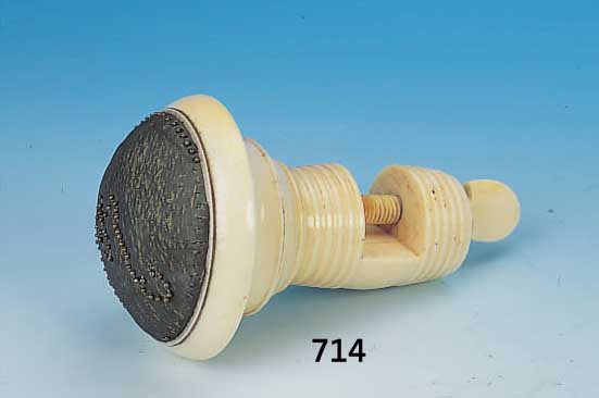 NADELKISSEN, ELFENBEIN, DEUTSCH UM 1810/20, EIN SCHWUNDRIß, AN UNTEREN RAND L. BESCH., SAMMELWüRDIG, H. 15 CM