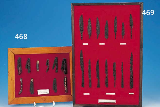 KONVOLUT AUS 10 TASCHENMESSERN, 17./18. JH., EISEN, BESCHLäGE VERSCH., U.A. MESSING, KUP- FER, LEDER, HOLZ, HORN, AUF PAPPE MONTIERT, L. CA. 6-10 ...