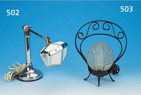 TISCHLAMPE, FRANKREICH, 30ER JAHRE, CHROM, EINSäTZE WEIßES GLAS, ELEKTR. NICHT GEPRüFT, H. 41 CM, L. ALTERSSP.