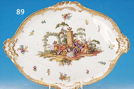 TABLETT, MEISSEN, UM 1880, 1. WAHL, PORZELLAN, FEINE BUNTE MALEREI EINER VIEL- FIGURIGEN ROMANTISCHEN SZENE IM PARK, RELIE- FIERTER RAND ...
